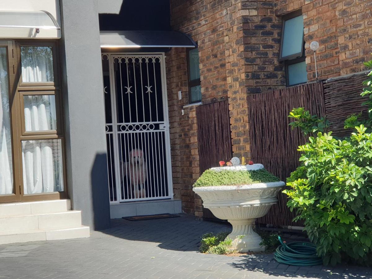 House Mulberry Guesthouse Pretoria-Noord エクステリア 写真