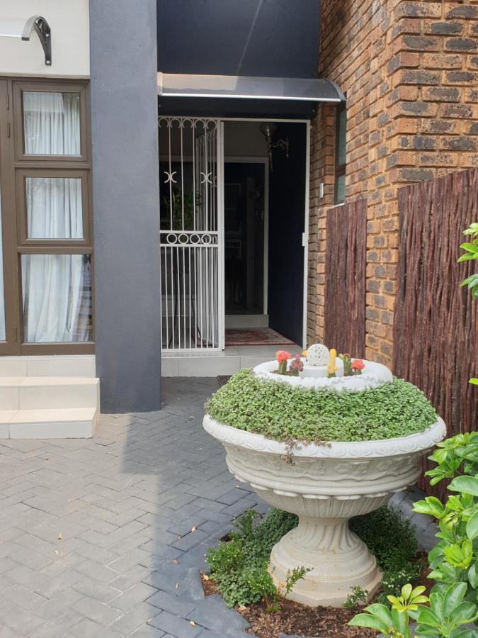 House Mulberry Guesthouse Pretoria-Noord エクステリア 写真