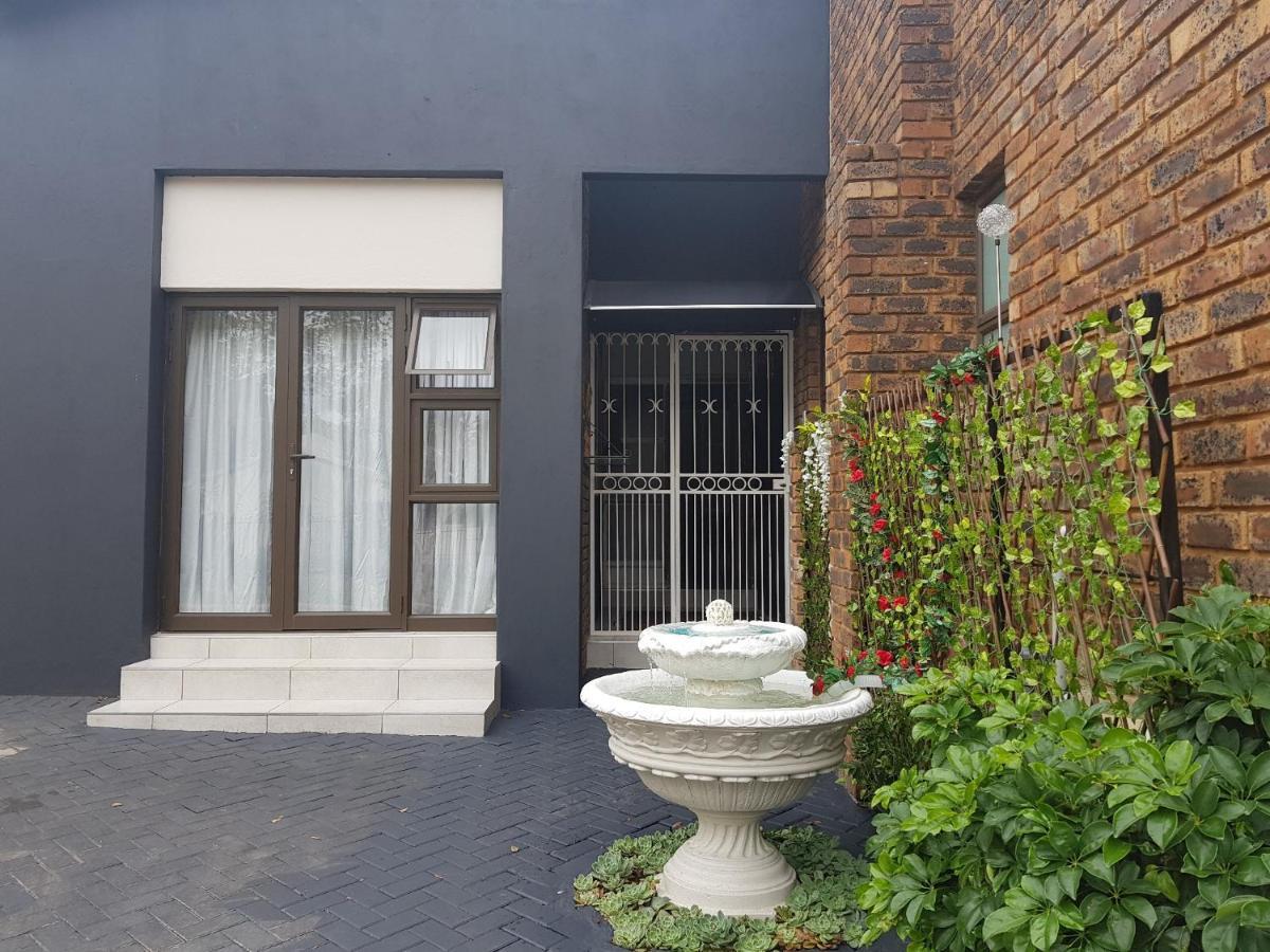 House Mulberry Guesthouse Pretoria-Noord エクステリア 写真